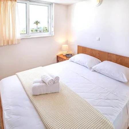 Semesterbostad C&f Holiday House 5mins Walk To The Beach *